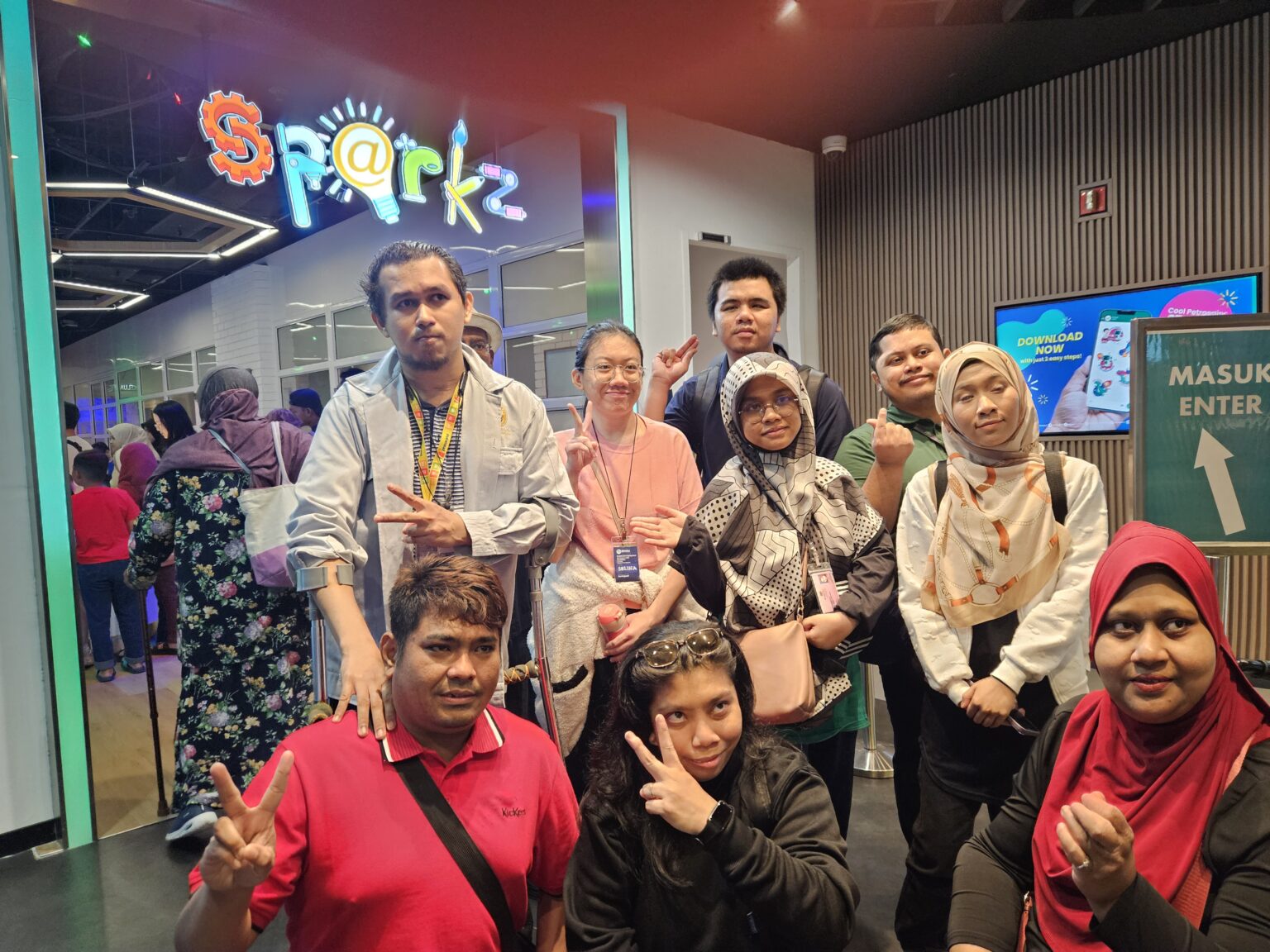 A group of ENOKU's partcipants in PETROSAINS